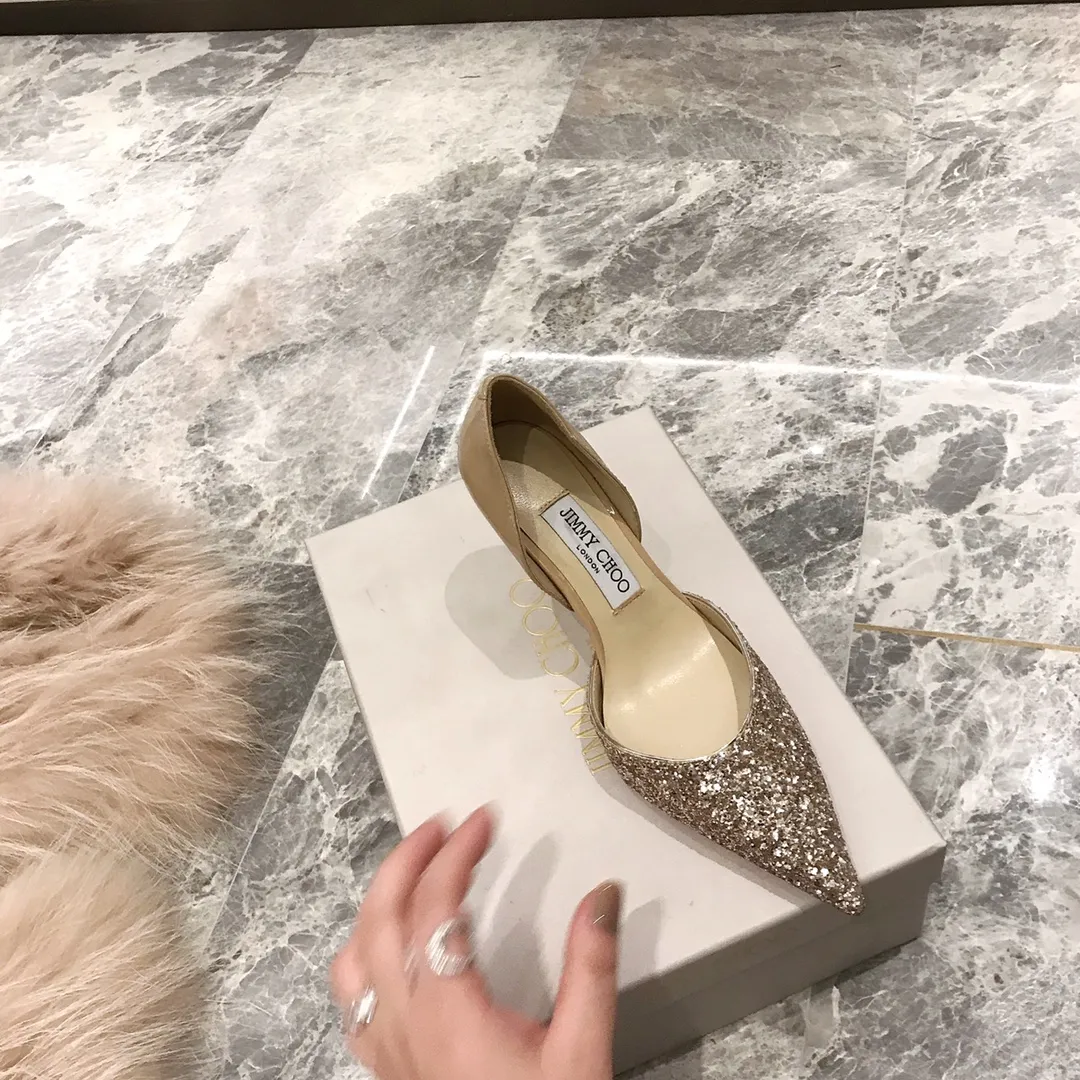 👟👟Ex-factory price👟👟Ex-factory price 520👟👟 Women's Shoe Factory 𝐉𝐢𝐦𝐦𝐲 𝐂𝐡𝐨𝐨 A pair of high heels that can conquer all men, a must-have item for all-match annual meetings Bilng Bilng is so beautiful that no one can take a breath away Material: Special Cretan spliced cow patent leather, sheepskin lining, Italian genuine leather outsole Heel height: 8cm Three colors: black, nude, silver Size: 35-39
